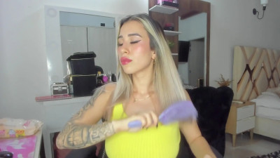 PinkySweet - BRUSHING MY HAIR AND PUTTING ON MAKEUP