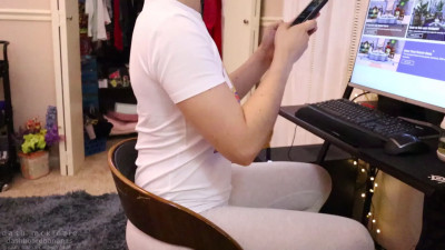 DashMcKinzie - Playing the Sims 4 and Desperate to Piss