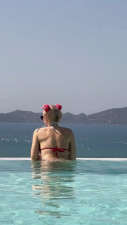 SonyaVibe - I'm Swimming In The Pool