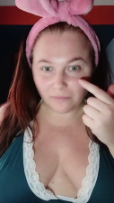 Curvy kitty BBW - Doing her make up
