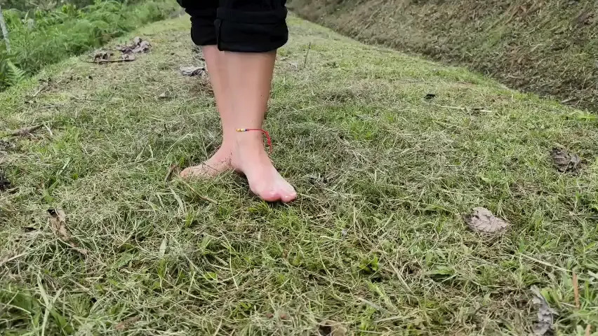 Exclusive Leak: Coralinne_00 - Walking barefoot on the grass - Stream in FullHD | Hotleakxxx.com