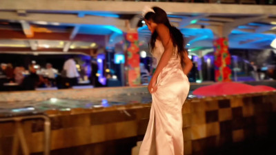 Queen Nelz - Watch me dance in a club with no panties