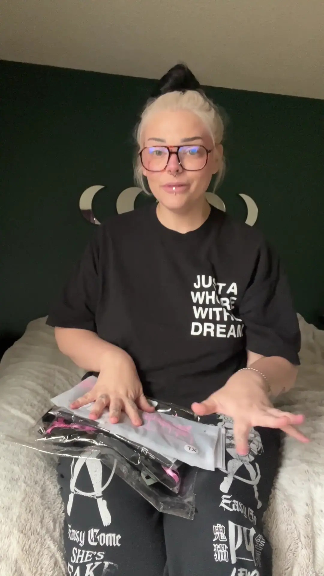 Exclusive Leak: Aria Eisley - Femme Fatale Clothing Try On Haul - Stream in FullHD | Hotleakxxx.com