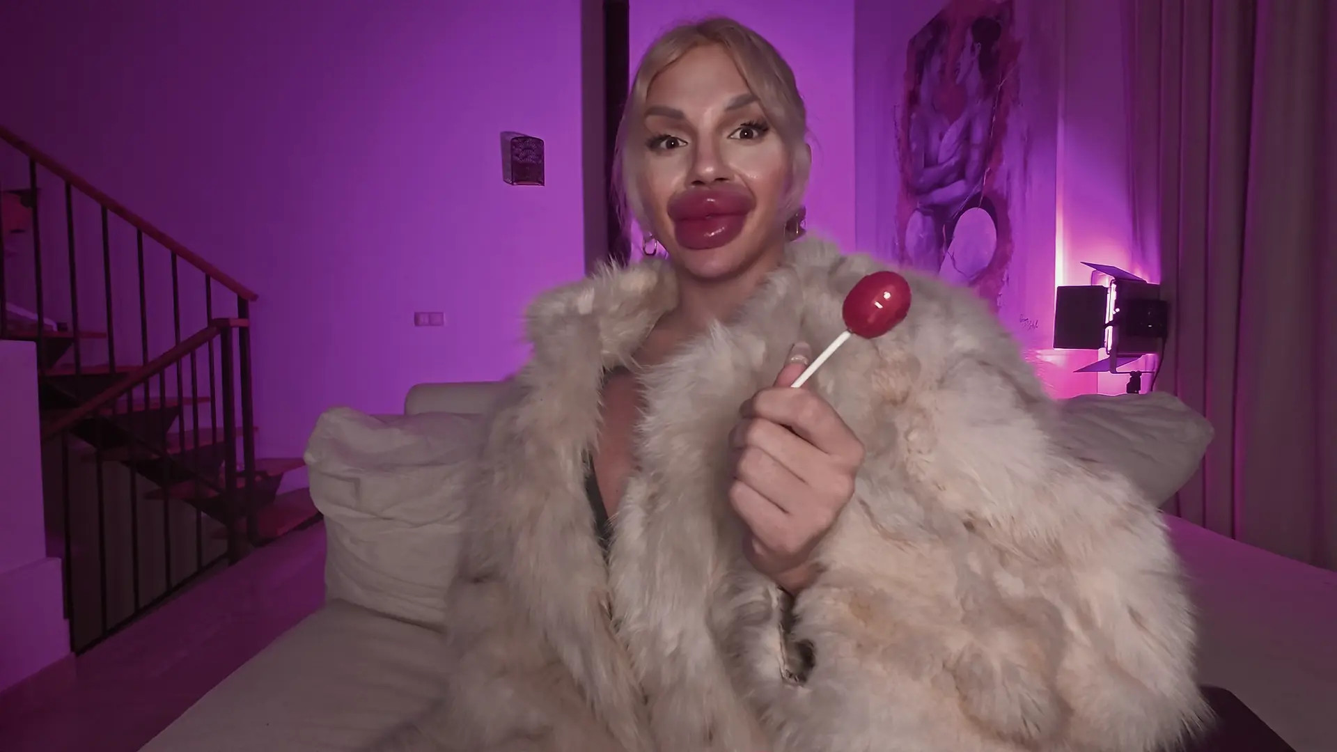 Exclusive Leak: Vienna Xtreme - Meet a Bimbo & talk with her about surgery Plans - Stream in FullHD | Hotleakxxx.com