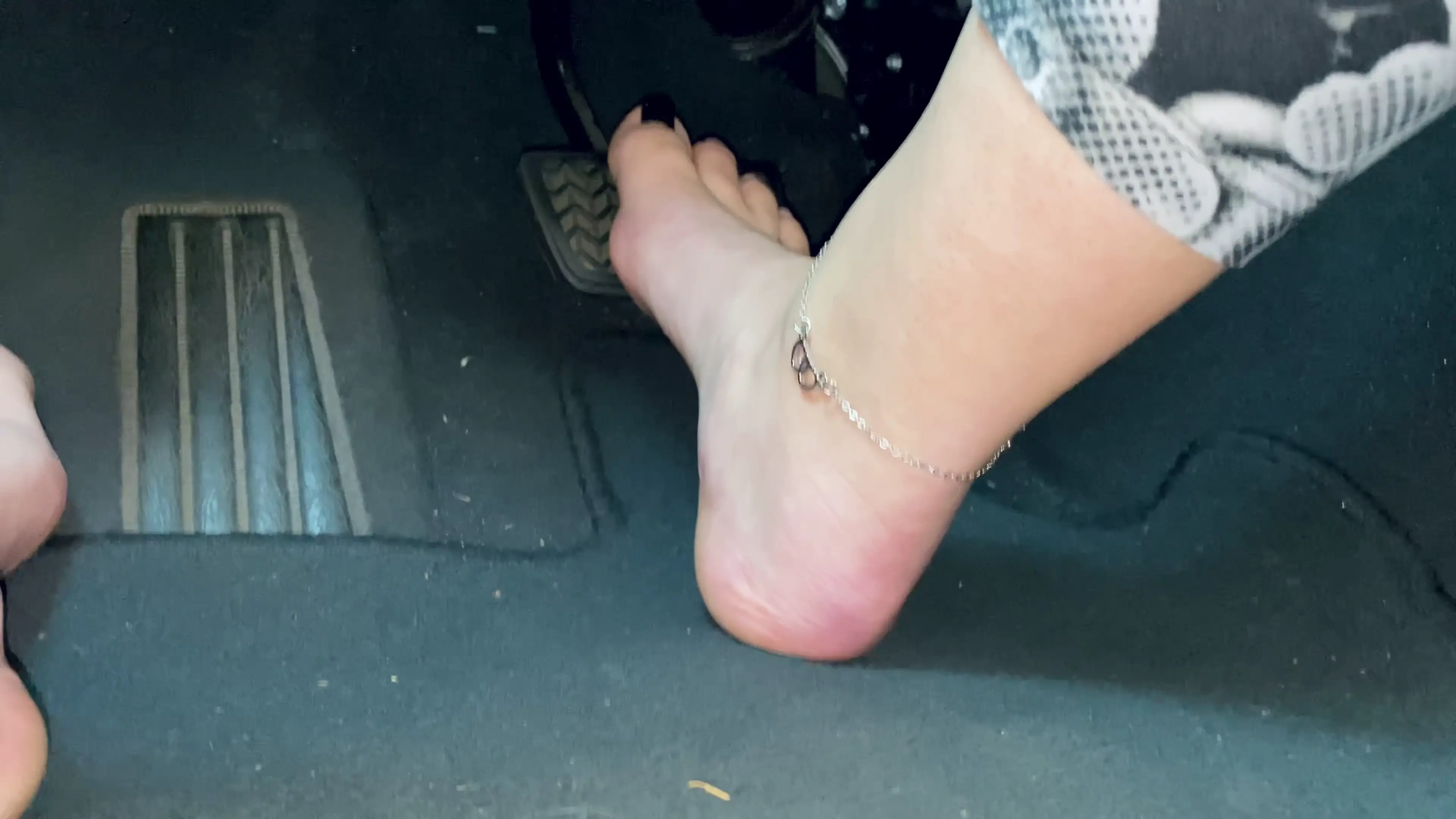 Exclusive Leak: MissWiggless - Milf Flooring It Barefoot - Stream in FullHD | Hotleakxxx.com
