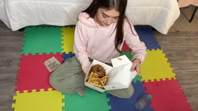 AlannaRusselll - Eating burguer