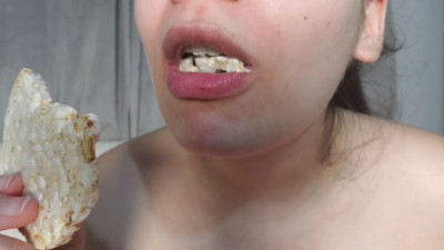 AmayaMori - I eat some rice crackers and make ASMR sounds