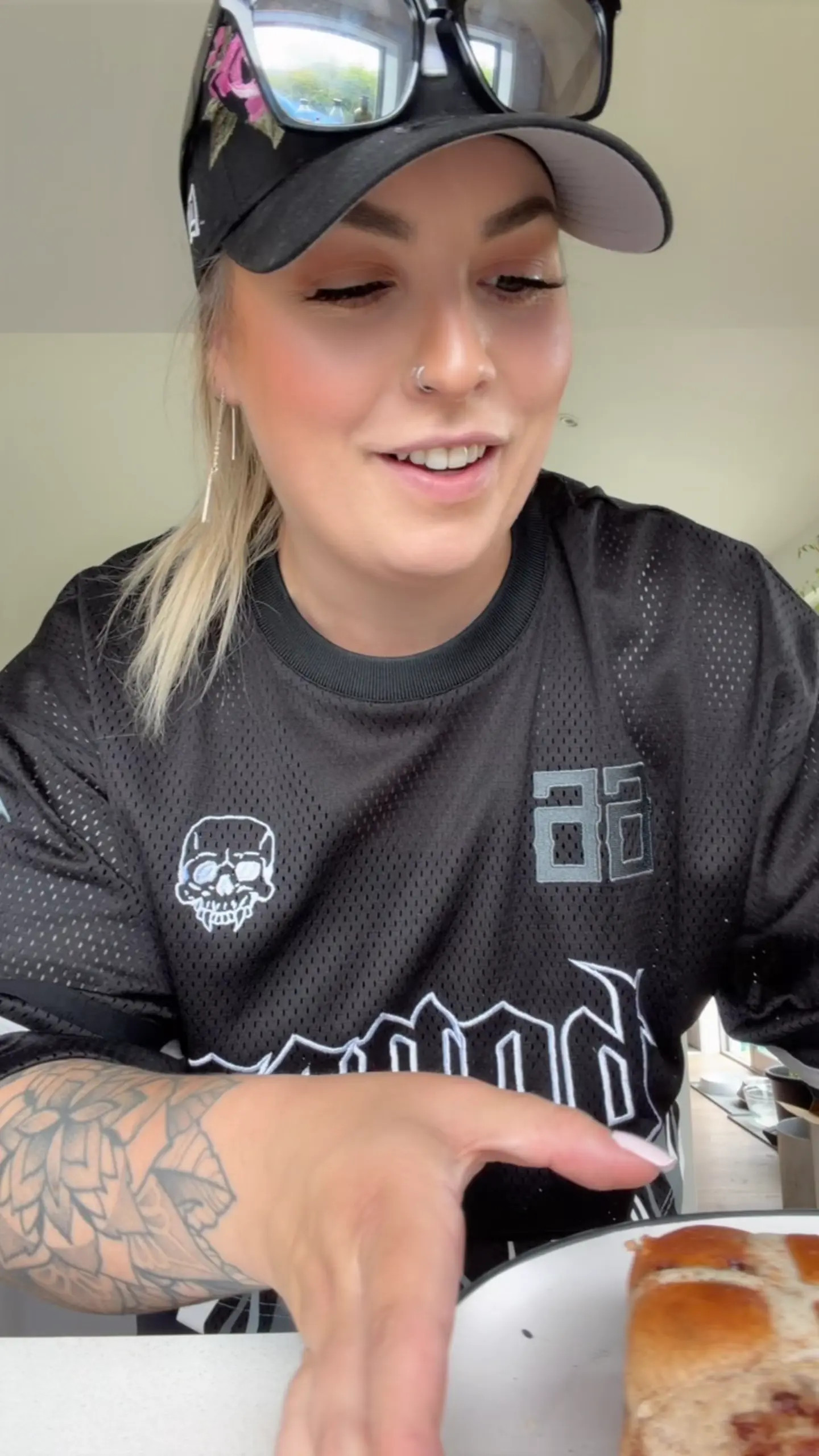Exclusive Leak: ellaraex - Trying Cinnabon Hot Cross Buns - Stream in FullHD | Hotleakxxx.com