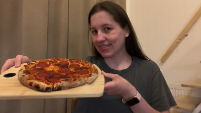 Nicole_Ray - Eating pizza