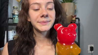 Suckasaurus - Asmr giant gummy bear sucking