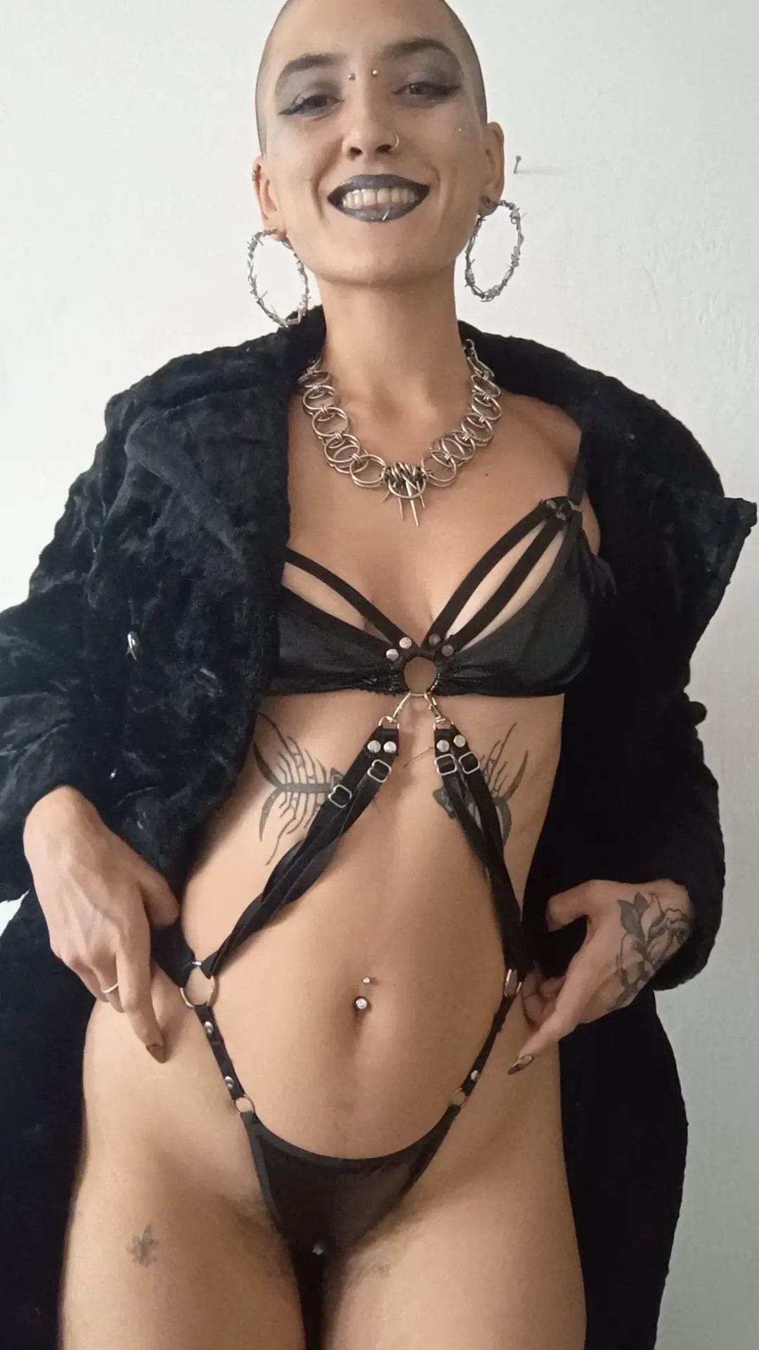 Exclusive Leak: AkameQueen - Bald girl in lingerie - Stream in FullHD | Hotleakxxx.com