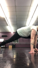 Miss Nora Rose Queen - Stretching/warming up