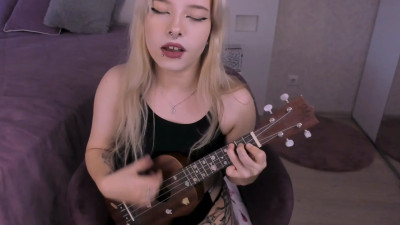 CuddlyKittenn - Singing and playing on ukulele