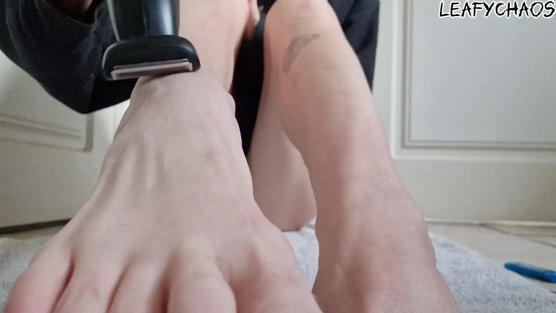 Exclusive Leak: LookMomNoCondom - Shaving my sexy long legs and mound with a body shaver - Stream in FullHD | Hotleakxxx.com